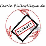 Logo Cercle Philatélique de Bourges dont "Cercle Philatélique de" est en haut, suivi d'un cercle rouge avec des feuilles rouges, d'un timbre noire, d'un panneau annonçant l'entrée dans la ville de Bourges et d'une oblitération de couleur indigo.