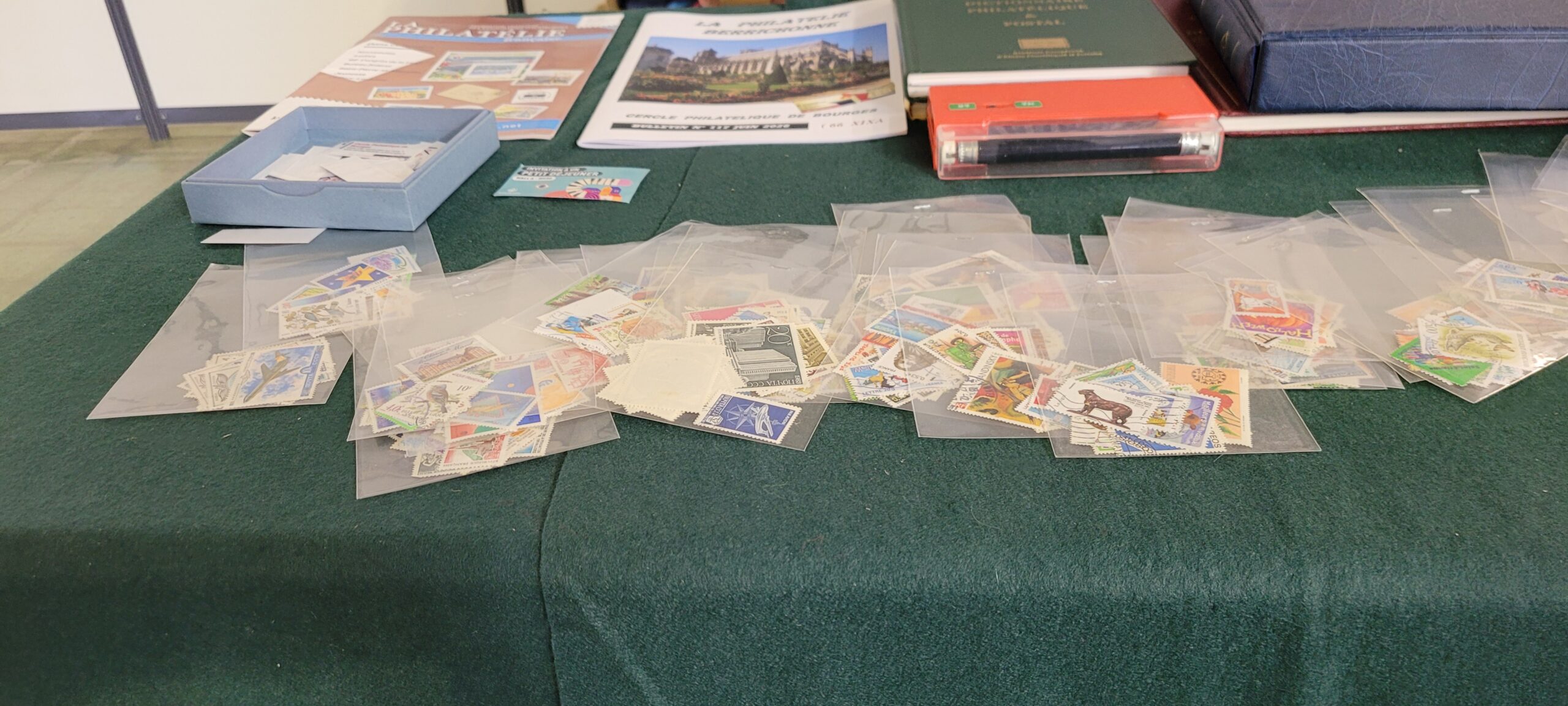 Timbres et divers livres sur la philatélie. © Cercle Philatélique de Bourges, Tous droits réservés.